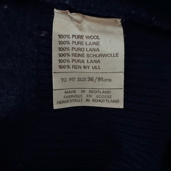 Lyle & Scott V-Neck 100% Wool Sweater from Gleneagles Golf Course in Scotland - Picture 6 of 8